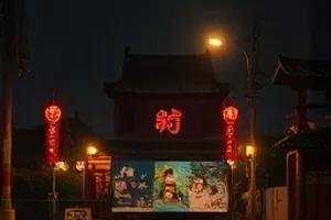 长夜灯河都市夜行封面，城市高架上的车流灯